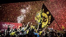 Fanoušci AEK Atény oslavují triumf v Lize mistrů. Fanoušci AEK Atény oslavují triumf v Lize mistrů.