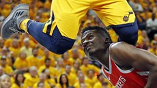 Clint Capela z Houstonu nechává přeletět Donovana Mitchella z Utahu nad svou... Clint Capela z Houstonu nechává přeletět Donovana Mitchella z Utahu nad svou...
