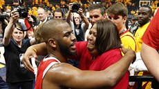 Chris Paul z Houstonu objímá svou dojatou matku po výhře v Utahu. Chris Paul z Houstonu objímá svou dojatou matku po výhře v Utahu.