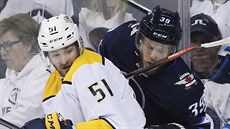 Austin Watson (51) z Nashvillu narazil Tobiase Enströma z Winnipegu. Austin Watson (51) z Nashvillu narazil Tobiase Enströma z Winnipegu.