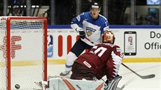 Lotyšský gólman Kristers Gudlevskis inkasuje z hole finského útočníka... Lotyšský gólman Kristers Gudlevskis inkasuje z hole finského útočníka...