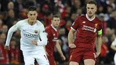 Liverpoolský kapitán Jordan Henderson odehrává balon před českým útočníkem... Liverpoolský kapitán Jordan Henderson odehrává balon před českým útočníkem...