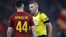 Sudí Damir Skomina diskutuje při odvetě semifinále Ligy mistrů s Kostasem... Sudí Damir Skomina diskutuje při odvetě semifinále Ligy mistrů s Kostasem...