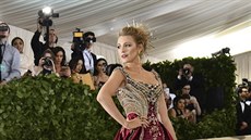 Blake Lively na Met Gala (New York, 7. května 2018) Blake Lively na Met Gala (New York, 7. května 2018)