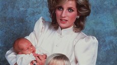 Princezna Diana, princ Harry a princ William na archivním snímku z roku 1984