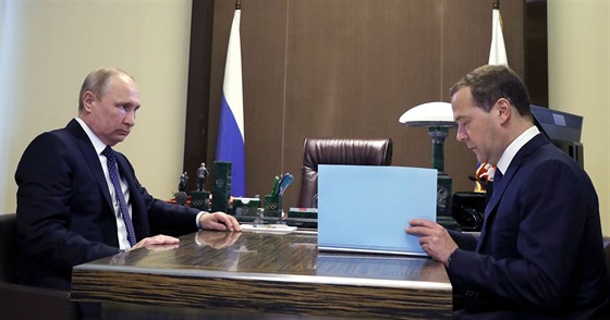 Ruský prezident Vladimir Putin (vlevo) se seel s premiérem Dmitrijem...