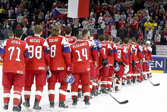 etí hokejisté poslouchají národní hymnu po vítzném utkání proti Francii.