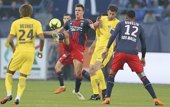 Ivan Santini z Caen (uprosted) si zpracovává mí v utkání francouzské ligy...