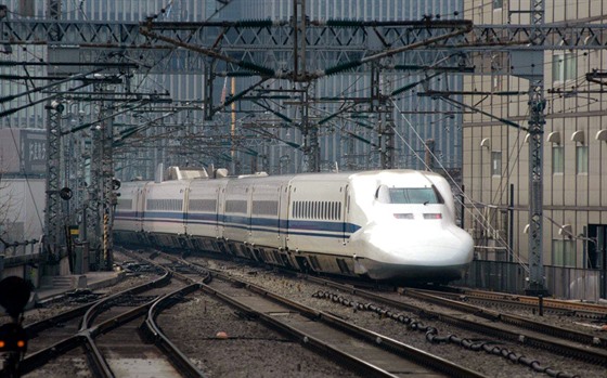 Vysokorychlostní vlak inkanzen pijídí na nádraí v Tokiu. (duben 2016)