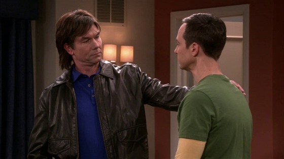 Jerry OConnell v roli Sheldonova bratra George (vlevo) a Jim Parsons v seriálu...