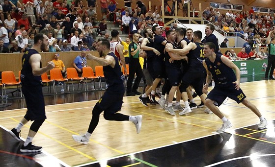 Opavtí basketbalisté slaví postup do ligového finále.