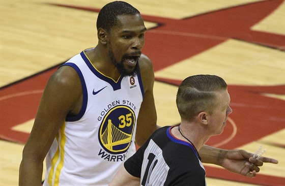 Kevin Durant z Golden State dostal technickou, a tak kií na rozhodího Eda...