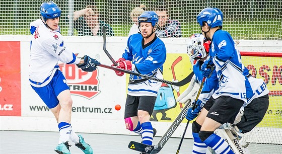 Momentka z hokejbalového duelu Pardubice (modrobílá) vs. Letohrad