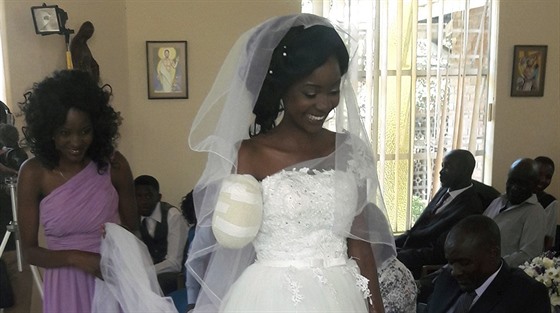 Nevsta Zanele Ndlovuová se vdala jen pt dní poté, co jí krokodýl ukousl ruku...