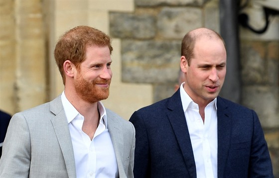 Princ William a princ Harry na hrad Windsor den ped Harryho svatbou (18....