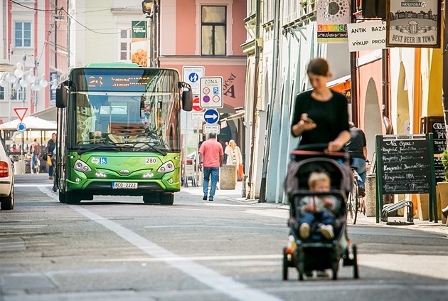 Autobusy jezdí Krajinskou ulicí, která je pí zónou, od listopadu loského.