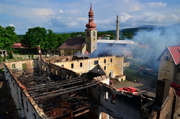 Ve stedu v Jindichovicích pod Smrkem zstávalo u poáru skladu tpky a deva...