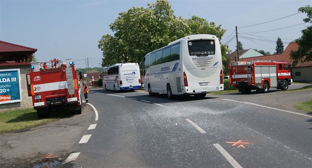 Z místa nehody u abovesk nad Ohí, pi ní se srazil traktor se kolním...