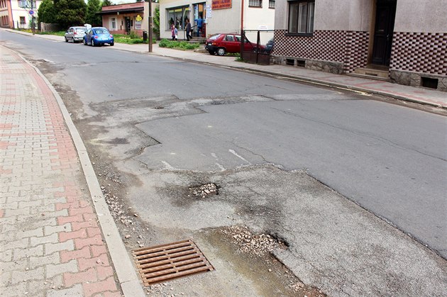 Rozbitá silnice v acléi na Trutnovsku