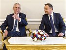 Prezident Miloš Zeman (vlevo) během setkání ve Varšavě s polským prezidentem...