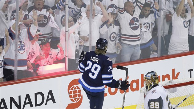 Patrik Laine z týmu Winnipeg Jets se raduje během zápasu proti Las Vegas. Patrik Laine z týmu Winnipeg Jets se raduje během zápasu proti Las Vegas.