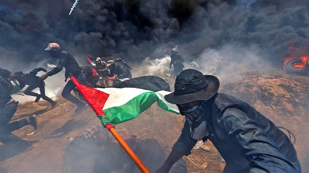 NEPOKOJE NA HRANICI. Palestinští demonstranti v Pásmu Gazy spěchají do úkrytu... NEPOKOJE NA HRANICI. Palestinští demonstranti v Pásmu Gazy spěchají do úkrytu...