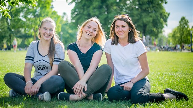 Českobudějovické studentky Kristina Hricová, Iva Ziková a Simona Fundová... Českobudějovické studentky Kristina Hricová, Iva Ziková a Simona Fundová...