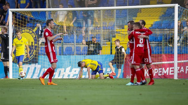 Olomoučtí fotbalisté se radují z gólu do sítě Zlína. Olomoučtí fotbalisté se radují z gólu do sítě Zlína.