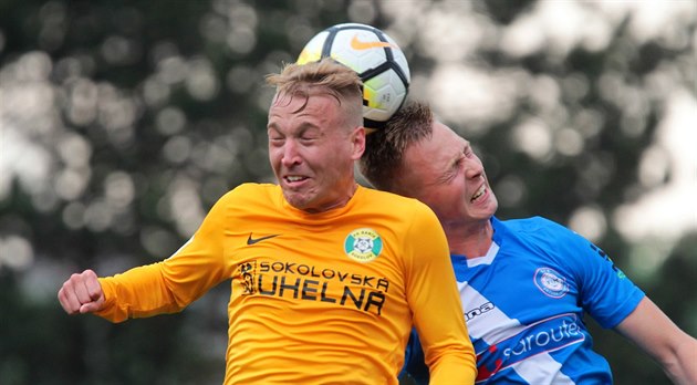Stanislav Vávra (vlevo) ze Sokolova hlavičkuje v zápase s Frýdkem-Místkem. Stanislav Vávra (vlevo) ze Sokolova hlavičkuje v zápase s Frýdkem-Místkem.