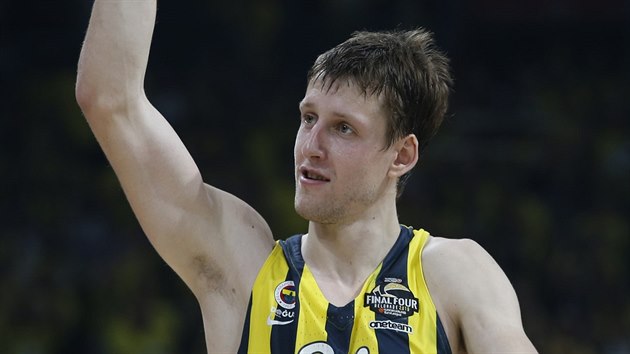 Jan Veselý slaví postup Fenerbahce do finále Euroligy. Jan Veselý slaví postup Fenerbahce do finále Euroligy.