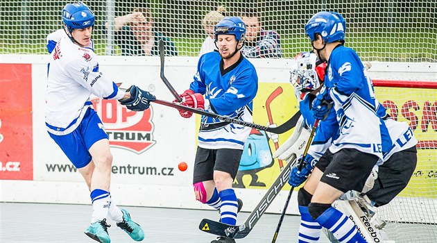 Momentka z hokejbalového duelu Pardubice (modrobílá) vs. Letohrad Momentka z hokejbalového duelu Pardubice (modrobílá) vs. Letohrad
