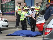 Na pražském náměstí I. P. Pavlova srazila tramvaj dva lidi, záchranáři je na...