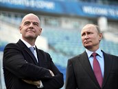 Rusk prezident Vladimr Putin (vpravo) a Gianni Infantino, pedseda...