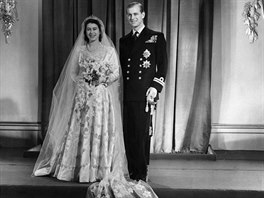 Královna Albta II. se za svého vzdáleného bratrance Philipa vdávala 20....