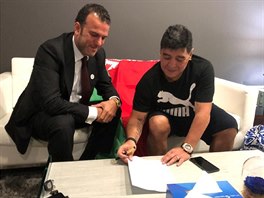 Diego Maradona (vpravo) podepisuje smlouvu s bloruskm Brestem.