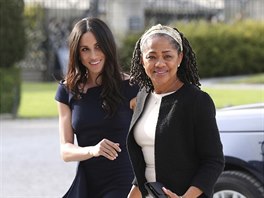 Meghan Markle a jej matka Doria Raglandov ped Cliveden House Hotelem, kde...