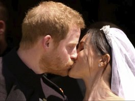 Manelský polibek prince Harryho a Meghan Markle (Windsor, 19. kvtna 2018)