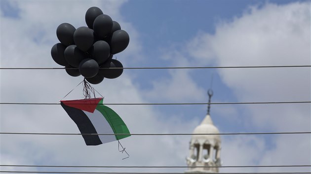 Palestinsk vlajka na mst protest v den oteven americk ambasdy v Jeruzalm (14. kvtna 2018)