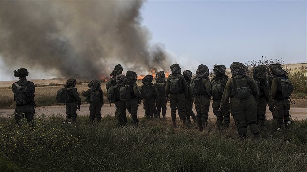 Izraelt vojci sleduj protesty na hranicch Gazy (14. kvtna 2018)