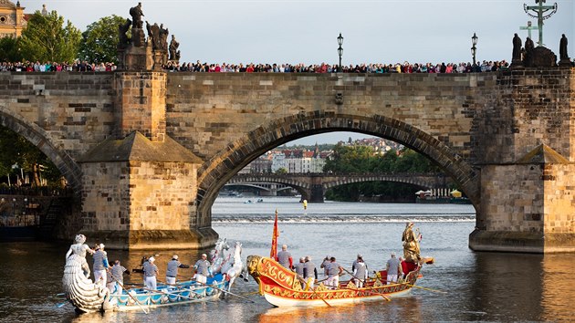 Krom klasickch ernch gondol vypluly na Vltavu dv barokn gondoly bissone, kter se v historii pouvaly k vlenm elm. Je jich celkem deset a jet nikdy dve neopustily Bentky. (15. kvtna 2018)