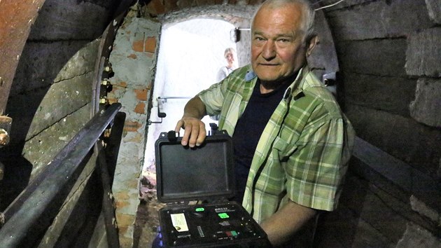 Milan Bro z Geofyziklnho stavu Akademie vd umisuje do toly v sopce Komorn hrka penosn seismograf.