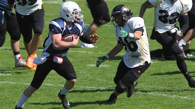 Steven Wilken z Ostravy Steelers (vlevo) pel s mem v utkn proti tmu Pardubice Stallions.