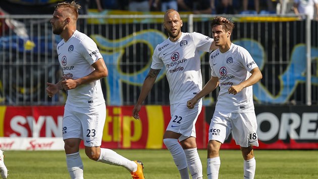 Fotbalist Slovcka slav branku do st Zlna. Jejm autorem je Luk Sadlek (zcela vpravo).