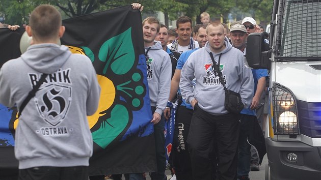 Fanouci Karvin pichzej na ostravsk stadion v doprovodu policie.