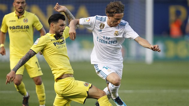 Soriano z Villarrealu (vlevo) se sna zastavit Luku Modrie z Realu Madrid.