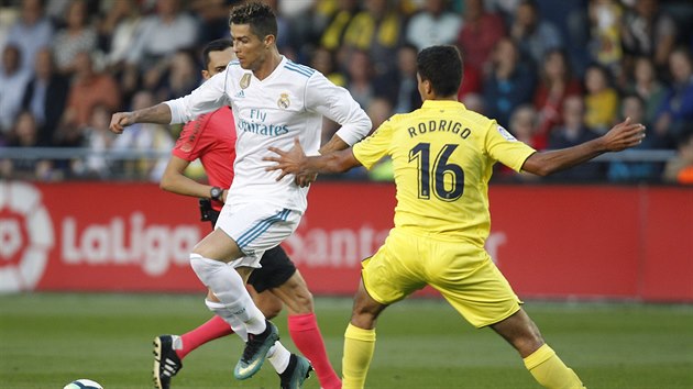 Cristiano Ronaldo z Realu Madrid (vlevo) elegantn obchz Rodriga z Villarrealu.