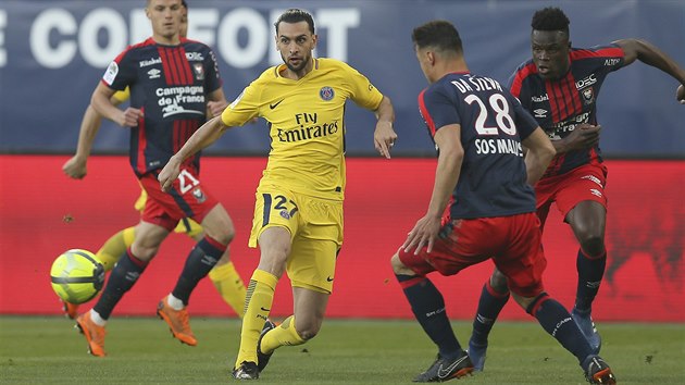 Javier Pastore z PSG (ve lutm) pihrv v duelu francouzsk ligy s Caen.