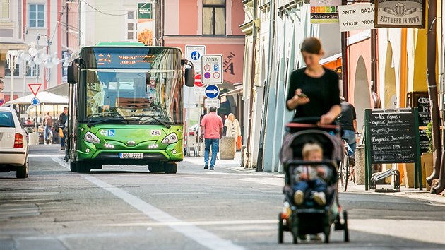 Autobusy jezd Krajinskou ulic, kter je p znou, od listopadu loskho.