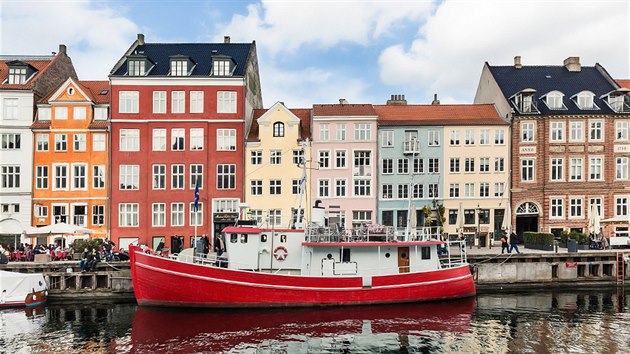 Pstav Nyhavn, pvodn run komern pstav v malebnm prosted centra Kodan, je dnes znm pedevm jako spoleensk centrum msta s mnoha restauracemi a bary.