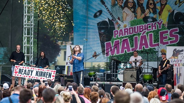 Po vtinu ptku a soboty byl Pardubick majles zalit slunkem. Lid si na akci mohli pipadat jako o letnch przdninch. (2018)